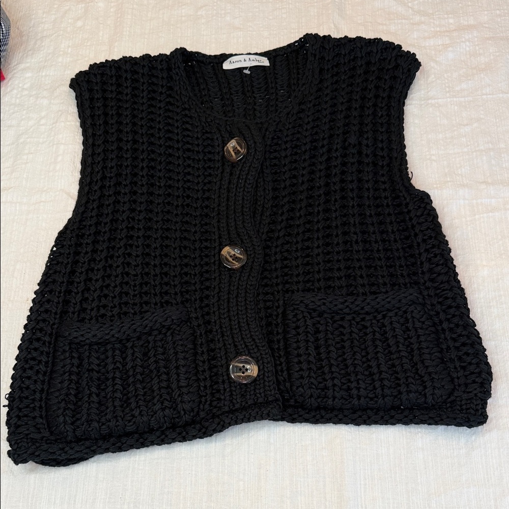 Aaron & Amber NWOT Black Chunky Knit Button-Front Vest CARDIGAN small